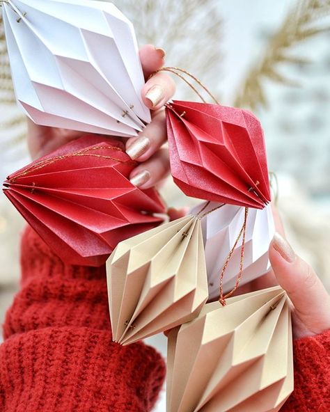 Red Christmas ornaments, hand-folded for your Christmas tree or home! Weihnachtsbaum ball, custom holiday decor, geometric hanging decoration Christmas Paper Art, Honeycomb Ornaments, Print Development, Origami Wedding Invitations, Book Ornaments, Origami Christmas Ornament, Luxury Christmas Decor, Origami Christmas Tree, Vika Papper