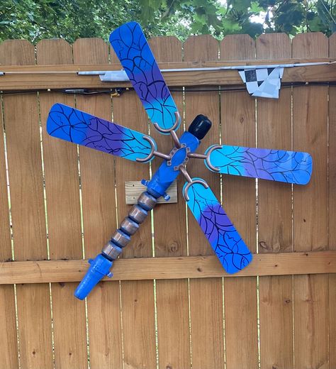 Dragon Fly Ceiling Fan Blades Yard Art, Dragon Fly Fan Blades, Ceiling Fan Dragonfly Diy, Pallet Seats, Fan Blade Dragonfly, Ceiling Fan Crafts, Fan Blade Art, Ceiling Fan Art, Dragonfly Yard Art