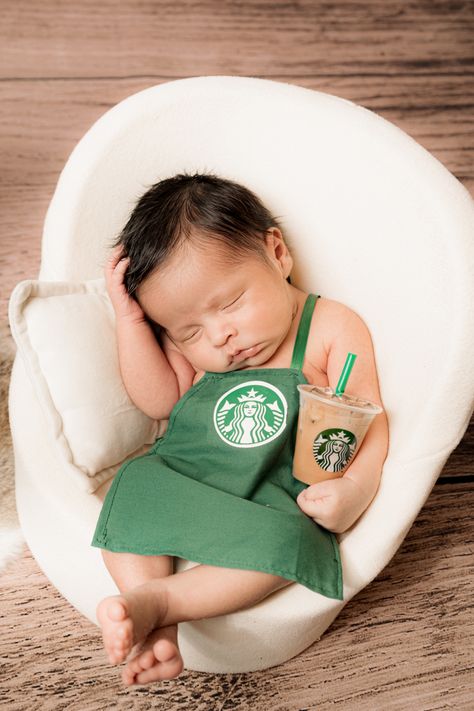 starbucks
newborn 
newborn photography Starbucks Baby Photoshoot, Born Baby Photos, Future Photography, One Month Baby, Monthly Baby Pictures, Newborn Photography Boy, Monthly Baby Photos, Newborn Baby Photoshoot, Baby Shoot