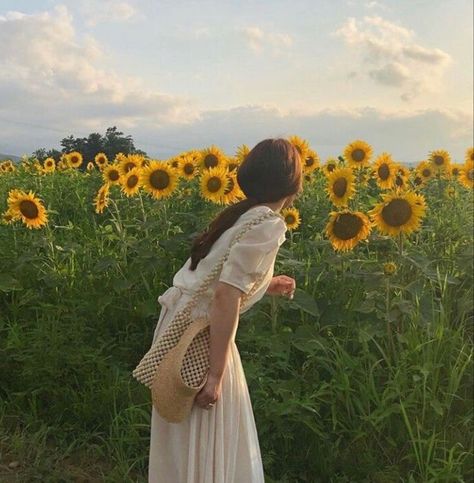 Gardening Aesthetic Girl, Fotografi Vintage, Nature Flowers, Korean Aesthetic, Cottagecore Aesthetic, Nature Garden, Spring Aesthetic, Travel Nature, How To Pose