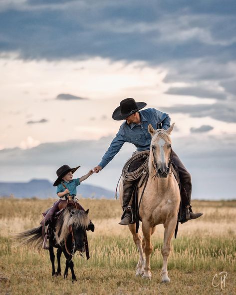 Man Riding Horse, Ranch Aesthetic, Horse Reference Photos, Man Horse, Western Horse Riding, Cowboy Artwork, West Aesthetic, King George Strait, Cowboy Vibes