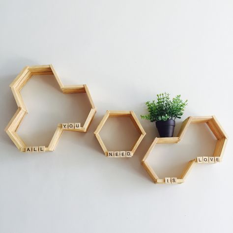 DIY honey comb shelves made from popsicle stick Boho Popsicle Stick Crafts, Popsicle Stick Candle Holder, Diy Honeycomb Shelves, Helpful Crafts, Popsicle Stick Diy, Bee Hive Craft, Diy Honeycomb, Diy Honey, Diy Popsicle Stick Crafts