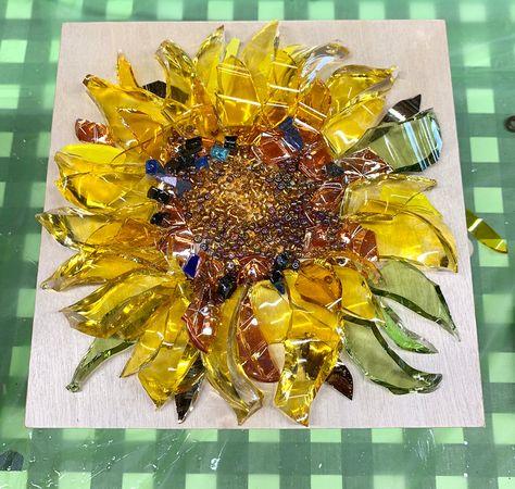 Glass And Resin Art, Resin Sunflower, Studio Home Decor, Broken Glass Crafts, Diy Stained Glass Window, Glass Art Techniques, Sea Glass Art Projects, Glass Art Pictures, Paintings Acrylic