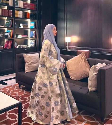 Queen Hijab, Abaya Outfits, Holographic Boots, Modest Outfits Muslim, Elegant Fashion Outfits, Abaya Outfit, Moroccan Clothing, Modern Hijab Fashion, Modest Fashion Hijab