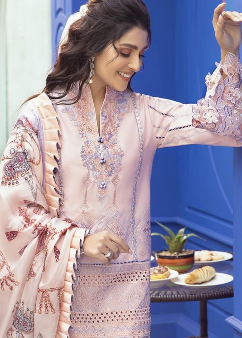 Designer Dupatta, Aiza Khan, Suits Pakistani, Dupatta Style, Kameez Designs, Pakistani Clothes, Pakistani Salwar, Organza Sleeves, Ayeza Khan