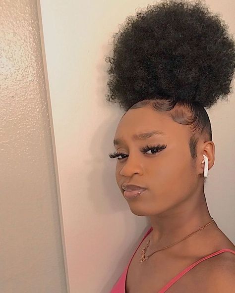 Hair Bun Design, Afro Hair Bun, Bun Design, Natural Hair Bun Styles, Short Box Braids Hairstyles, Afro Curls, Hair Puff, Quick Natural Hair Styles, Cute Box Braids Hairstyles