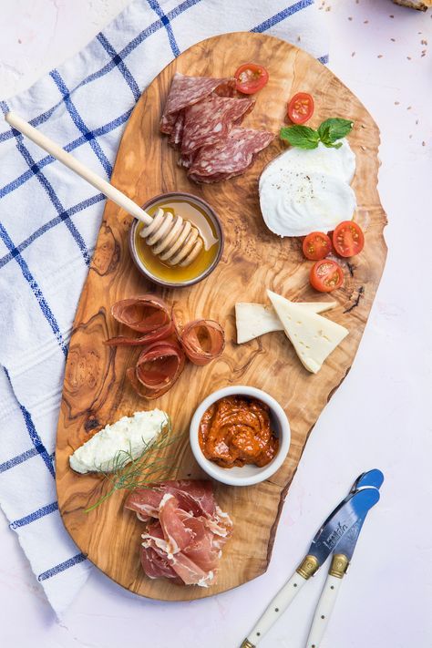 our latest austin restaurant obsession - how to make a cheese and charcuterie board Restaurant Charcuterie Board, Charcuterie Board Restaurant, Charcuterie Board Photography, Charcuterie Restaurant, Lodge Recipes, Italian Palette, Birthday Party For Adults, Bee Cafe, Cheese And Charcuterie Board