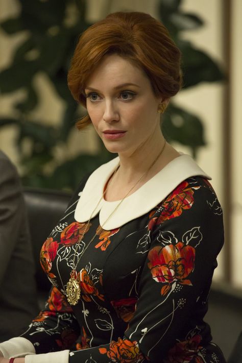 Pin for Later: Track the Beauty Evolution of Your Favorite Female Mad Men Characters Joan: Season 7 Joan proves redheads can rock dusty-pink lipstick. Joan Harris Mad Men, Cristina Hendricks, Joan Harris, Joan Holloway, Men Products, Mad Men Fashion, Mad Women, Christina Hendricks, Favorite Hairstyles