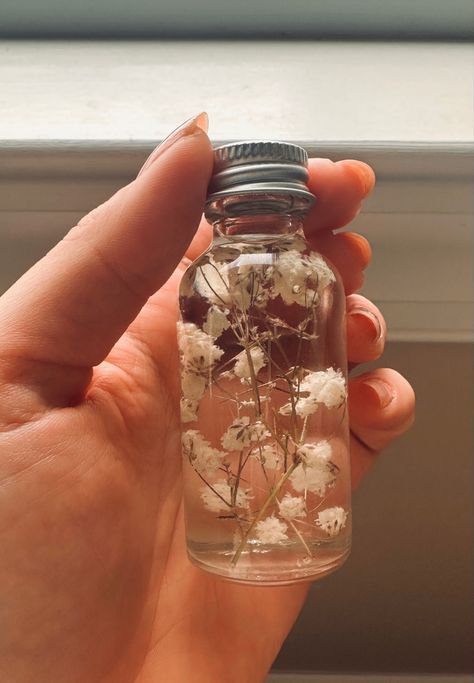 Dried flowers, fill with baby oil, seal with hot glue Dried Flowers Oil, Preserve Flowers In Oil, Baby Oil Flower Jar, Dried Flowers Silica Gel, Dried Flowers In Mineral Oil, Plants In Jars, Book Cover Diy, Flowers In Jars, Baby Oil