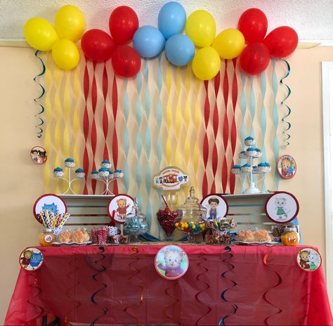 Daniel Tiger treat table for party guests. Daniel Tiger Party Food, Daniel Tiger Cupcakes, Daniel Tiger Party Ideas, Tiger Party Ideas, Daniel The Tiger Birthday Party, Daniel Tiger Birthday Party Ideas, Tiger Birthday Party Ideas, Daniel Tiger Party Decorations, Tiger Cupcakes