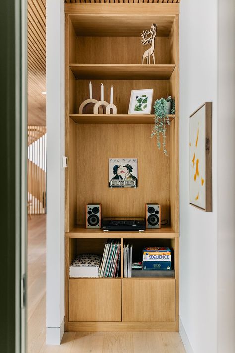 blom 22 — BLOM Design Studio Small Nook Storage Ideas, Record Player Shelves, Record Player Nook, Architecture Scandinavian, Nordic Architecture, Scandinavian Homes, Built In Shelves Living Room, Aluminium Windows And Doors, Scandinavian Architecture