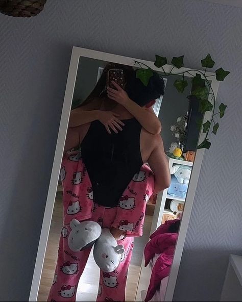 Casal Hello Kitty, Snap Of Girlfriend, Bf And Gf Ideas, Bf And Gf Photos, Ac New Leaf, Shotting Photo, Cute Couple Outfits, Couple Goals Teenagers, Couple Selfies