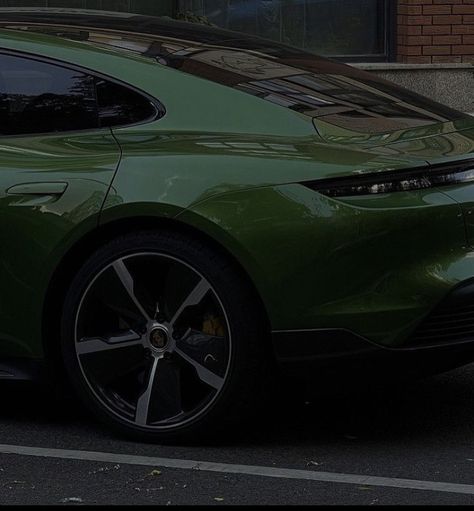 Social Lifestyle, Dark Green Aesthetic, Royal Green, Aesthetic Green, Car Aesthetic, Classy Cars, Pretty Cars, Future Car, Green Wallpaper