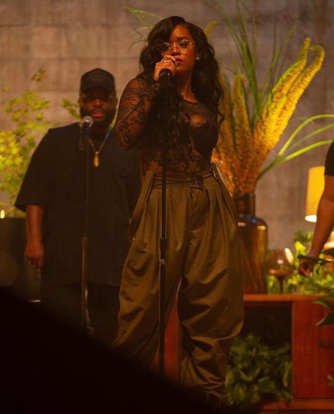 Her Outfits Singer, H E R Singer Outfits, H.e.r Outfits Singer, H.e.r. Style, H.e.r Singer Aesthetic, Her Singer, H.e.r Singer, Vintage Black Glamour, Neo Soul