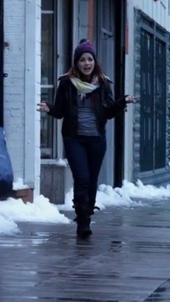 S1E08 Mandy Milkovich Outfit, Mandy Milkovich, Pink Beanie, Yellow Scarf, Pink Beanies, Black Leather Jacket, Bad Girl, Black Leather, Leather Jacket