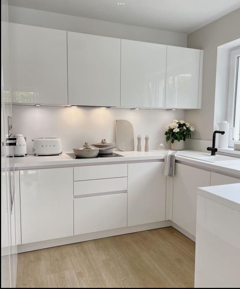 White Kitchen Inspiration, White Gloss Kitchen, Minimal Kitchen, Modular Kitchen Designs, Minimalist Kitchen Design, Sleek Kitchen, Kitchen Design Modern White, White Kitchen Design, White Cabinetry