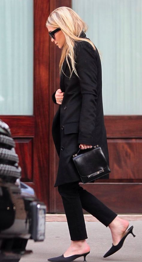 A kitten-heel never look so good. Ashley Olsen Style, Olsen Fashion, Olsen Twins Style, Sneaker Trend, Woman In Black, Mary Kate Ashley, Olsen Twins, Mary Kate Olsen, Ashley Olsen