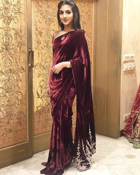 #deewareshab Winter Saree Look, Maroon Velvet Saree, Saree Look For Wedding, Winter Saree, Nilofer Shahid, Patiyala Suits, Velvet Saree, Indian Sari Dress, Velvet Dress Designs