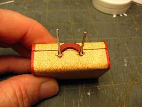 Dollhouse Miniature Furniture - Tutorials | 1 inch minis: 1 INCH SCALE LUGGAGE - How to make 1 inch scale suitcase for your dollhouse. Doll Furniture Tutorial, Dolls Miniature, Dollhouse Furniture Tutorials, Doll Suitcase, Diy Suitcase, Dolls House Shop, Doll Miniatures, Paper Accessories, Dollhouse Tutorials