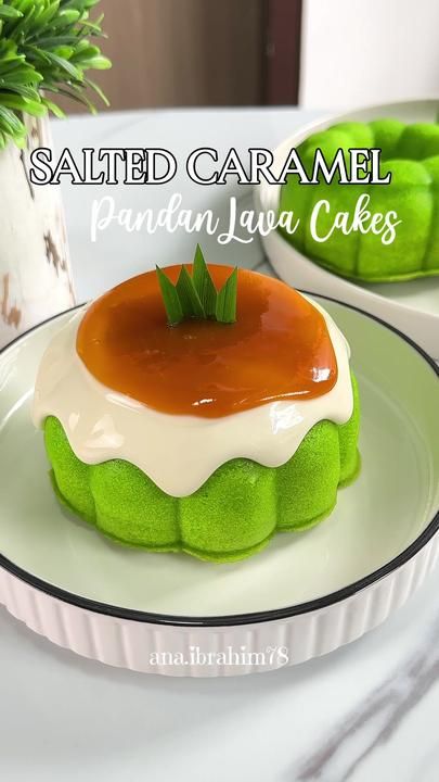 Non Bake Desserts, Bolu Pandan, Pandan Cake, Lava Cakes, Food Drinks Dessert, Cake Decorating Techniques, Food Drinks, Cake Mold, Salted Caramel