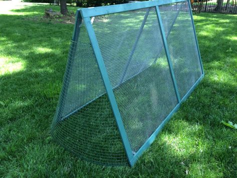 Chicken Run Around Garden, Small Chicken Run, Chicken Run Roof, Easy Clean Chicken Coop, Clean Chicken Coop, Chicken Tunnels, Chicken Coop Pallets, Easy Chicken Coop, Portable Chicken Coop