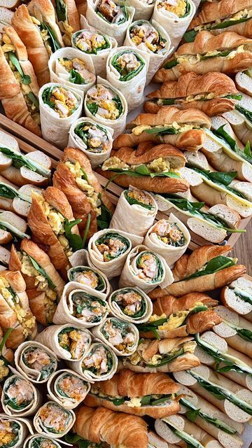 Recreating Recipes on Instagram: "Picnic Platter | …sun’s ☀️ out… could this be the last day of the year for a picnic? . On our platter: * egg croissants * cheese salad bagels (cheddar, mayo, spinach and cucumber) * chicken wraps (nuggets, pickled jalapeños, burger sauce and spinach) . . . #Recreatingrecipes#yougottaeatthis#foodstagram#igfood#goodeats#foodie#foodphotography #veggiefoods #vegetarianplatter #picnicplatter #foodbloggers#lunchrecipes#homecooking#foodblog#foodlover#foodforthought#c Picnic Platter, Cucumber Chicken, Summer Picnic Party, Last Day Of The Year, Sandwich Platter, Cut Watermelon, Catering Ideas Food, Burger Sauce, Party Food Platters