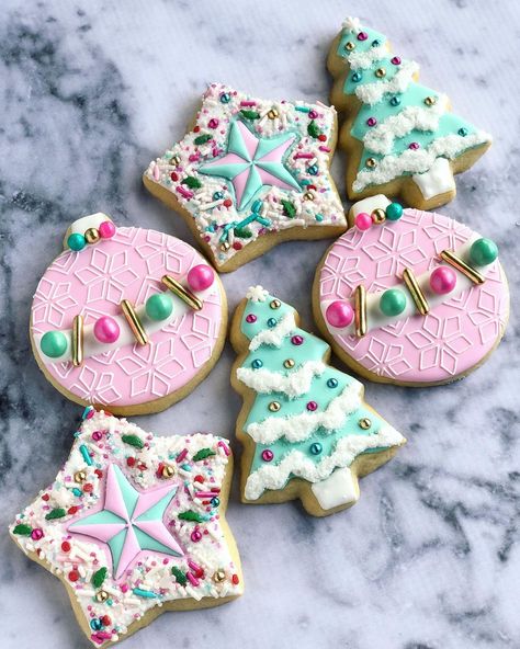 Pastel Christmas Cookies, Christmas Tree Cookies Decorated, Christmas Smoothies, Faux Desserts, Sugar Cookies With Sprinkles, Sweet Sugarbelle, Candy Christmas Tree, Iced Sugar Cookies, Themed Cookies