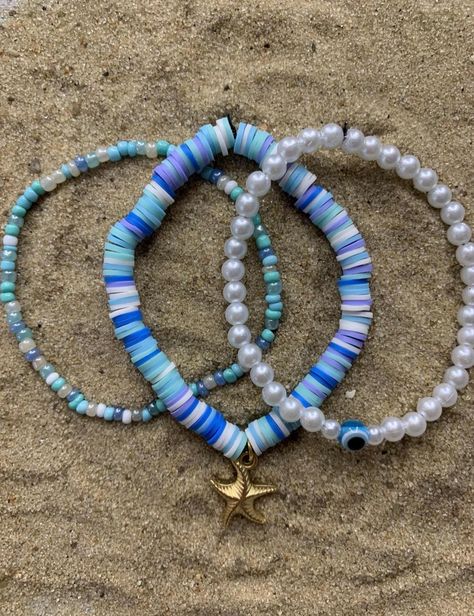 Il s'agit d'un lot de trois bracelets, avec des designs et des couleurs différents. Elle est esthétique et idéale pour l'été et la rentrée. Beachy Bracelets Beads, Beach Bracelets Aesthetic, Beach Clay Bead Bracelet, Darby Core, Summer Boards, Ideas For Bracelets, Bracelets Aesthetic, Clay Bead Ideas, Beachy Bracelets