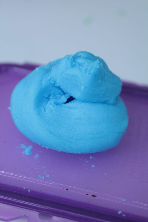 How to Make Slime with Baking Soda and Toothpaste Baking Soda And Toothpaste, Easy To Make Slime, Make Slime Without Glue, Toothpaste Slime, Baking Soda Slime, Slime Without Glue, Ways To Make Slime, Baking Soda Toothpaste, Edible Seaweed