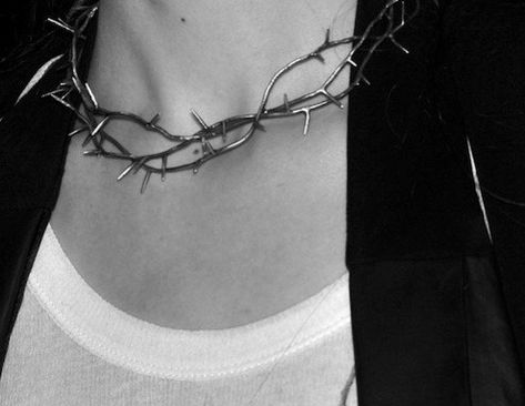 Grave Robber, Thorn Necklace, Angry God, Bohol, Estilo Punk, Barbed Wire, Jewelry Inspo, Grunge Aesthetic, Alternative Fashion