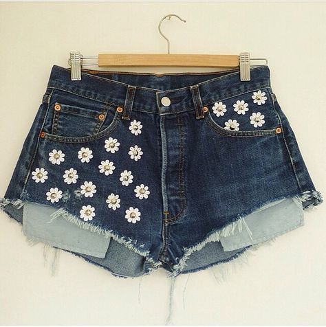 In love with these shorts:) Pinturas Em Shorts Jeans, Painted Shorts Ideas, Shorts Painting Ideas, Painted Denim Shorts, Paint Shorts, Diy Jean Shorts, Shorts Painting, Painted Pants, Rome Outfits