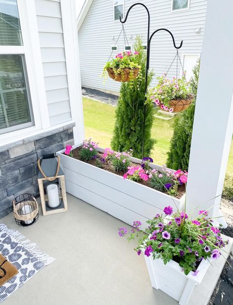 Budget Friendly Front Porch Ideas, Small Porch Curb Appeal, Simple Small Front Porch Ideas, Small Front Porch Flowers, Easy Front Porch Plants, Simple Spring Porch Decor, Front Porch With Bench Ideas, Small Front Porch Flower Pot Ideas, Front Step Decorating Ideas