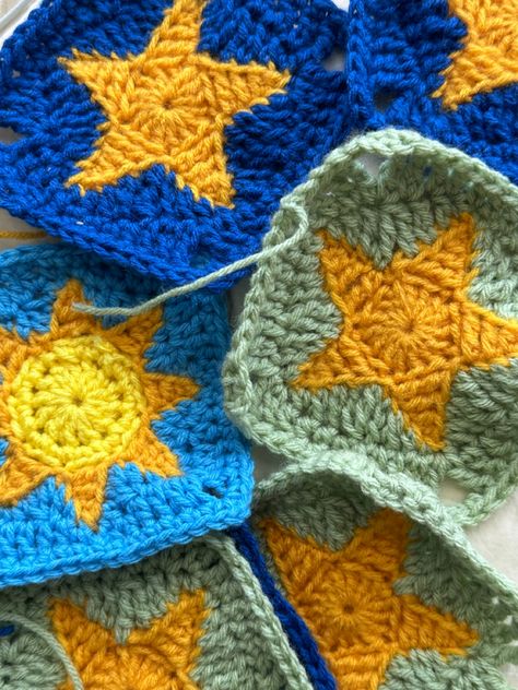 Tutorial on Knotting Hook Crochet on yt Crochet Sun Motif, Sun Granny Square Pattern, Sun Granny Square, Hook Crochet, Granny Square Tutorial, Granny Square Sweater, Crescent Moon And Star, Star Tutorial, Granny Square Pattern