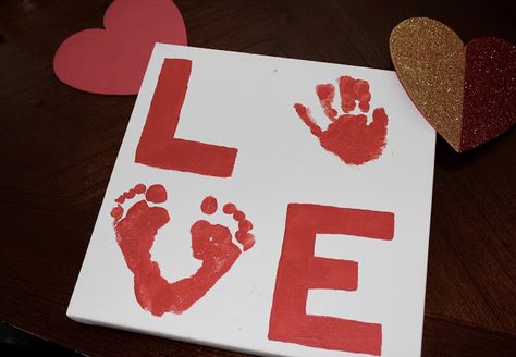 Adorable Valentine's Day Craft! Valentine 2024, Craft Toddler, Toddler Valentine Crafts, Valentines Bricolage, Toddler Craft, February Crafts, Art Activities For Toddlers, Baby Art Projects, Footprint Crafts