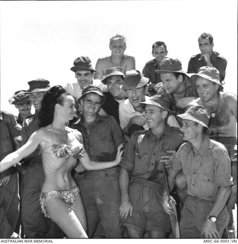 Soldiers of the 1st Battalion, The Royal Australian Regiment (1RAR), were visited by the entertainment group, the Delltones. Touring with the Delltones was dancer Toni Reese. Dressed in a bikini, she danced for a group of soldiers. South Vietnam 1966 Vietnam Soldiers, Group Of Soldiers, Vietnam Vets, 광고 디자인, South Vietnam, Military Soldiers, Strange Photos, Vietnam Veterans, Military Men