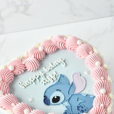 cute vintage cakes | yw bakery ✨ on Instagram: "stitch cake! 🩵 . #vintagecakes #cutecakes #customcakes #cakedecorating #cakedesign #cakelover #cake #cakeart #stitchcake #liloandstitchcake #drawingcakes #occakes #lacakes" Stitch Bday Cake, Stitch Cake Ideas, Stitch Birthday Cake Ideas, Pastel Stitch, Stitch Birthday Cake, Decor Tort, Lilo And Stitch Cake, Mimi Birthday, Birthday Cake Gif