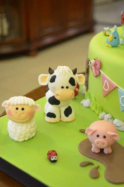 Farm cake Animal Farm Cake, Sheep Fondant, Farm Cake Topper, Farm Birthday Cakes, Barnyard Cake, Farm Animal Cakes, Cow Cakes, Animal Birthday Cakes, Farm Cake