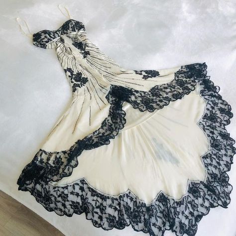 White Dress With Black Lace, White Dress With Black, Prom Dress Inspo, Chique Outfits, Prom Dress Inspiration, Pretty Prom Dresses, Fairytale Dress, Grad Dresses, Swaggy Outfits