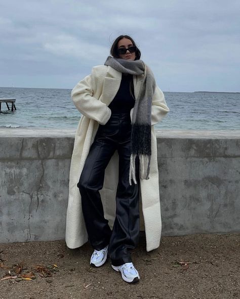 How to wear a white coat Oversized Coat Outfit, Trench Coat Outfit Winter, White Coat Outfit, Wool Coat Outfit, Long White Coat, Long Coat Outfit, White Wool Coat, White Winter Coat, White Trench Coat