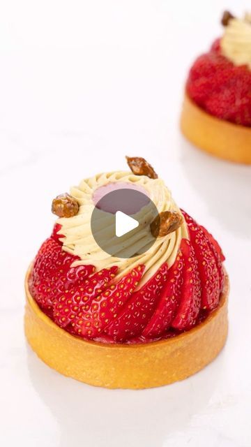 Gourmet Desserts Presentation, Tartlet Shells, Strawberry Marmalade, Dessert Presentation, Lime Cake, Coconut Caramel, French Pastry, Gourmet Desserts, Modern French