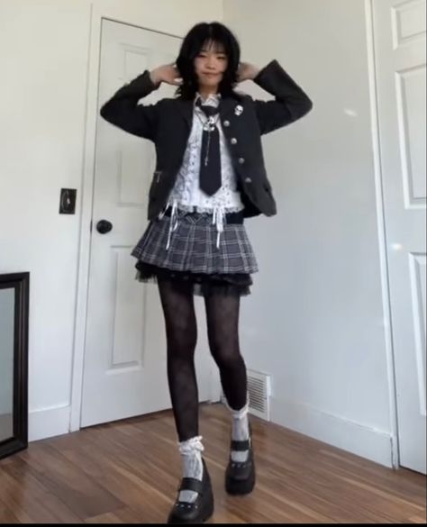 Emo Uniform School, Monster Outfit Ideas, Preppy Alternative Style, Layered Alt Outfits, Yandere Outfit Ideas, Frankie Stein Aesthetic Outfit, Grunge Preppy Outfits, Frankie Stein Inspired Outfits, Gothic School Outfits