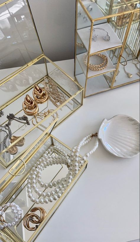 Cute Dresser Decor, Decor House Ideas, Jewelry Storage Ideas, Jewellery Organisation, Deco Bedroom, Desk Inspiration, Jewelry Organizer Box, Jewelry Fashion Trends, Dresser Decor