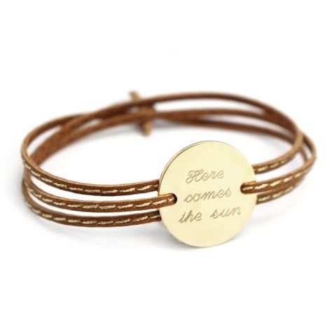 Envie de faire plaisir ou de vous faire plaisir ? Adoptez vite cet adorable bracelet cuir. Ce bracelet en cuir est prêt à accueillir un doux message. Faites votre choix parmi nos cuirs surpiqués d'un fil doré. Le fil doré du cuir s'allie parfaitement à la médaille en plaqué or. La gravure sera toujours centrée sur la médaille. Pour une plus longue résistance, nous recommandons de ne pas mouiller le cuir de votre bracelet cuir femme personnalisable.  Vous hésitez entre plusieurs cuirs ? Optez pou Family Plaque, Sweet Messages, Personalized Bracelets, Engraved Jewelry, Gold Plated Bracelets, Gold Threads, Leather Cord, Womens Bracelets, Leather Bracelet