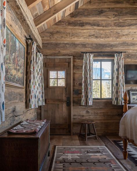 28 Log Cabin Interiors That Are Both Rustic and Modern Log Cabin Homes Interior Kitchen, Cabin Shed Homes, Log Cabin Homes Interior Decor, Small Log Cabin Homes Interior, Log Cabin Walls, Log Cabin Homes Interior, Log Cabin Remodel, Shed Homes Interior, Cabin Walls