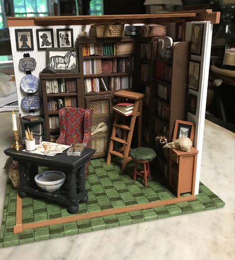 Sams Study, Miniature Rooms Diy, Miniature Library Room, Miniature Bookstore, Bookstore Miniature, Miniature Houses Bookshelf, Miniature Rooms Books, Dollhouse Shadow Box Miniature Rooms, Room Box Miniatures