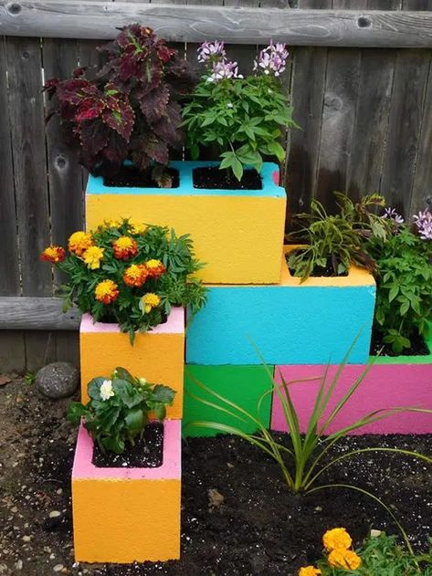 Creative tips and DIY ideas for garden with concrete blocks | My desired home Cinder Block Garden, Small Yard Landscaping, نباتات منزلية, Ideas For Decorating, Recycled Garden, Flower Garden Design, Garden Deco, Garden Yard Ideas, Amazing Diy