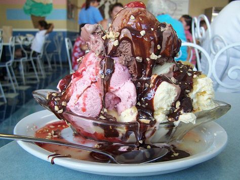 give mee. Giant Ice Cream, Ice Cream Bowl, Food Drinks Dessert, An Ice Cream, Kawaii Food, Banana Split, Ice Cream Sundae, Yummy Food Dessert, Food Cravings