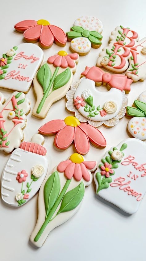 Cookies decorated, For all types of events,birthday, baby shower, wedding, baptisms. Flower Cookies, Cookies Decorated, Living Food, Wedding Basket, Cookie Decorating, Baked Goods, Biscuits, Food And Drink, Baby Shower