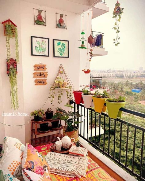 The Top 81 Balcony Garden Ideas - Landscaping and Design Outdoor Wall Decor Ideas, Balcony Garden Ideas, Balcony Wall, Indian Room Decor, Simple Living Room Decor, Easy Room Decor, Colorful Apartment, Patio Wall, Small Balcony Decor