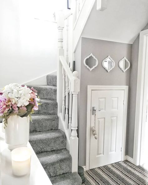 Stairway Decorating, House Staircase, Hallway Inspiration, Dream Life House, Hallway Designs, Home Stairs Design, Stair Decor, Grey Home Decor, Home Entrance Decor